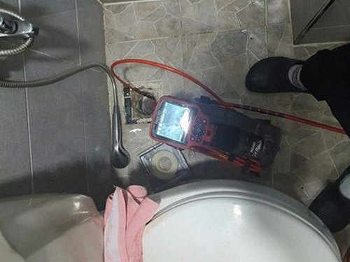 홍제동 하수구막힘 배관 내부를 확인하고 막힘 구간을 세척하는 작업 과정